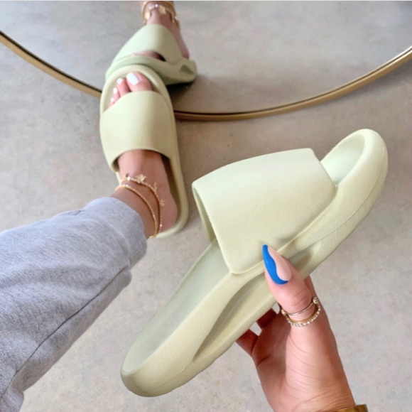 New white super comfy slide - Picture 2 of 9